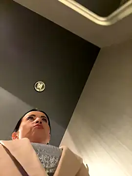 CrazzyChicks live sex cam