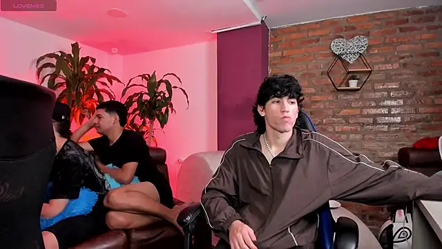 Handsomeboyss19 live sex cam