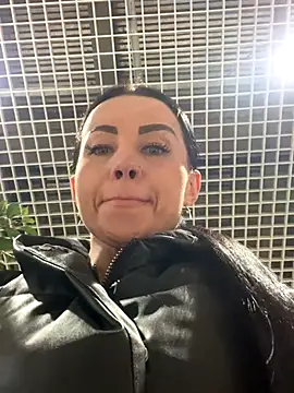 CrazzyChicks live sex cam