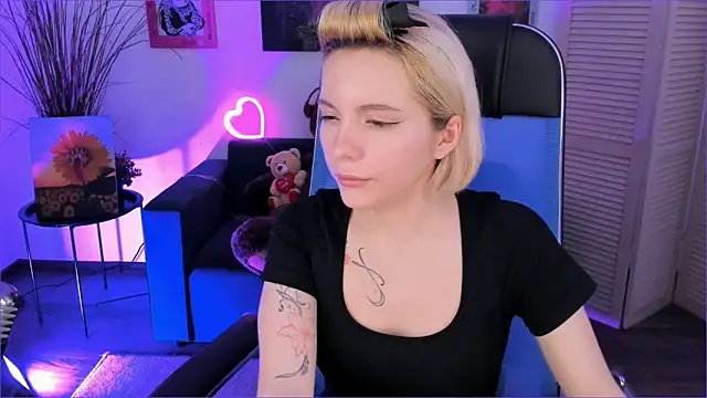 BlossomVesper's cam snapshot