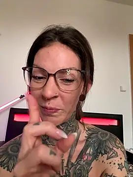 BrownieyQueen live sex cam