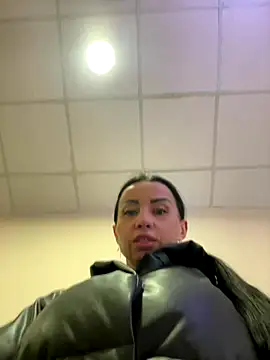 CrazzyChicks live sex cam