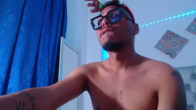 LatinWolfBoy live sex cam