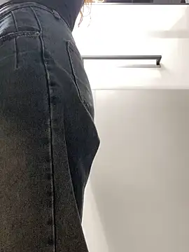 QuitieLia live sex cam