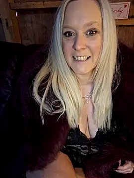 Bouncy-Bella28X live sex cam