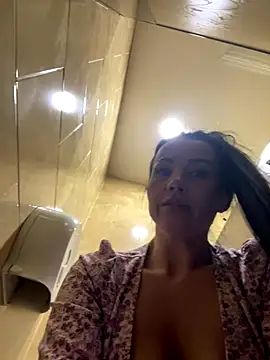 CrazzyChicks live sex cam