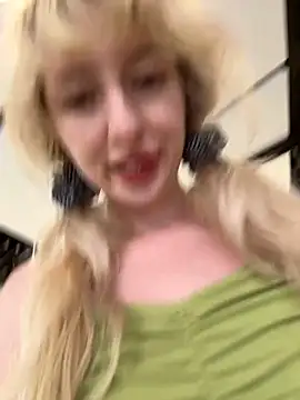 RonnieKiss live sex cam