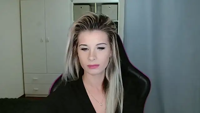 KristineGlow live sex cam