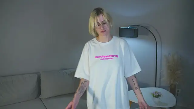 ValerieKirk live sex cam