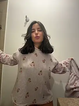 sukhakunis1 live sex cam