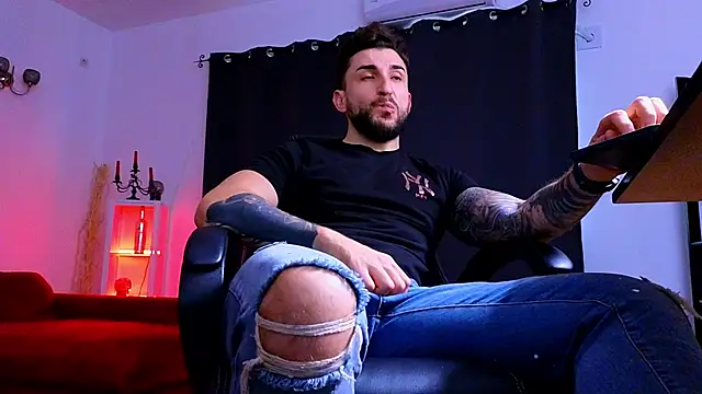 MightyAaron66 live sex cam