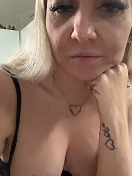 MIA-XXX live sex cam