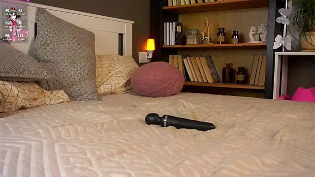 LynHillaire live sex cam