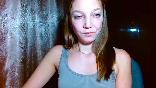 EmillyPlay's cam snapshot