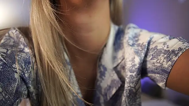 VikkiLustfull live sex cam