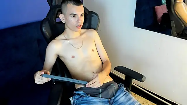 RowanCley live sex cam