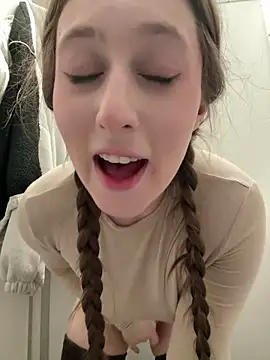 FroggyAnna live sex cam