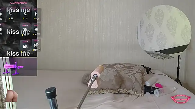 mom4you's cam snapshot