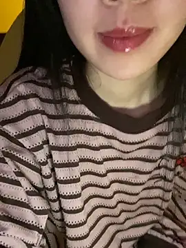 Uyennii02 live sex cam