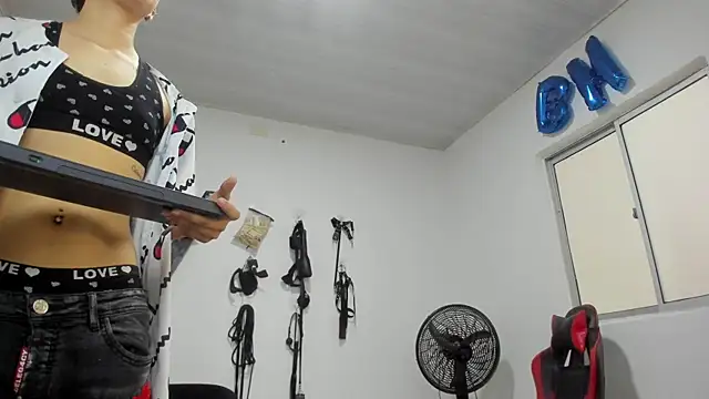 Lily_and_Lina's cam snapshot