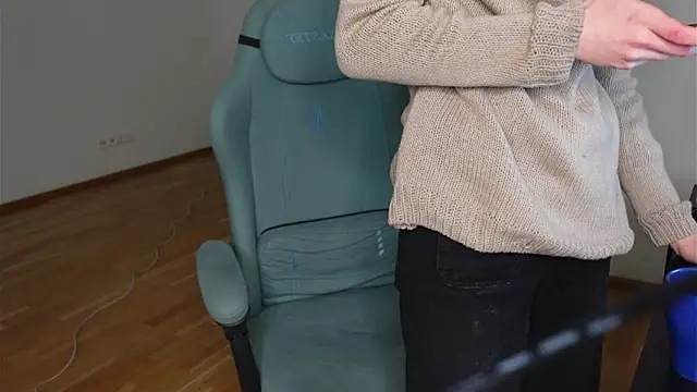 Laura_Chaplin's cam snapshot