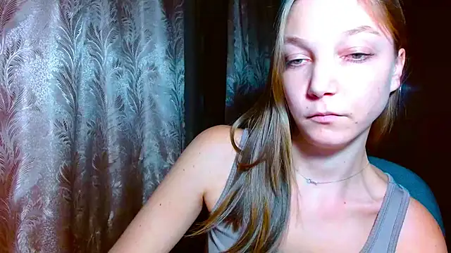 EmillyPlay's cam snapshot