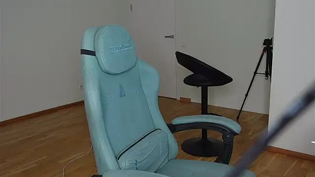 Laura_Chaplin's cam snapshot