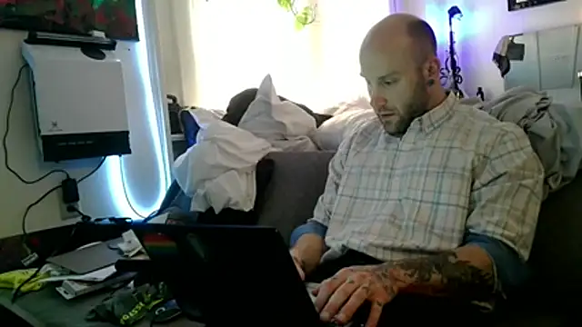 Luv2SuckBWC92 live sex cam