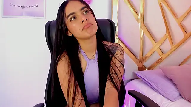 ChloeHarper_'s cam snapshot