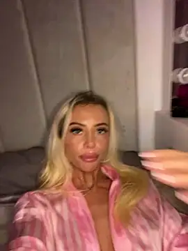 MaisieMae's cam snapshot