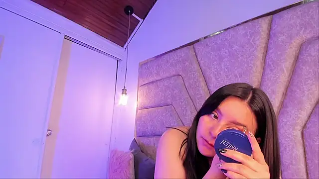 EmaJames25's cam snapshot