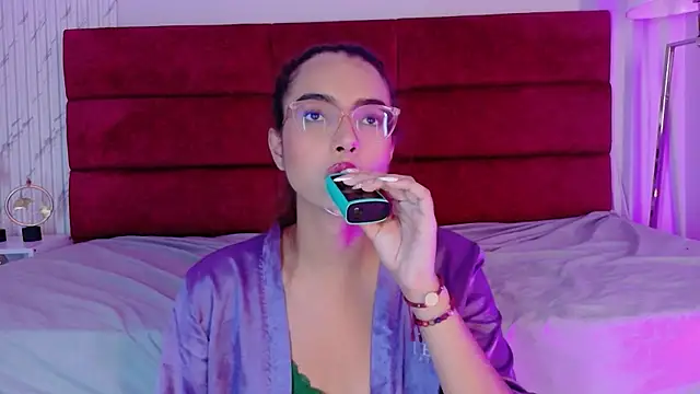 sara_saenz99 live sex cam