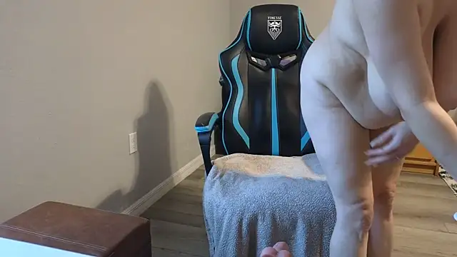 MasturbateMom's web cam