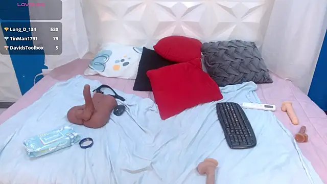 adisson_petite1's cam snapshot