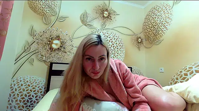 Yourrealgirl's cam snapshot