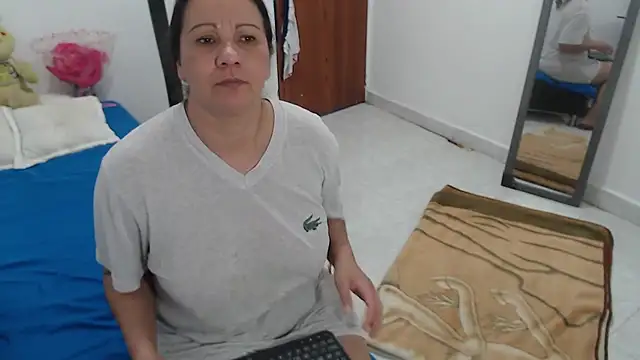 Laura_fox1's cam snapshot