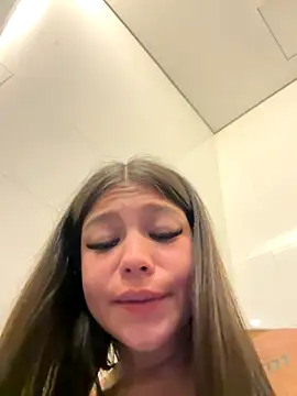 Alyshanon18's cam snapshot