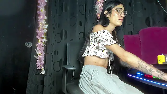 Chaminela_27 live sex cam