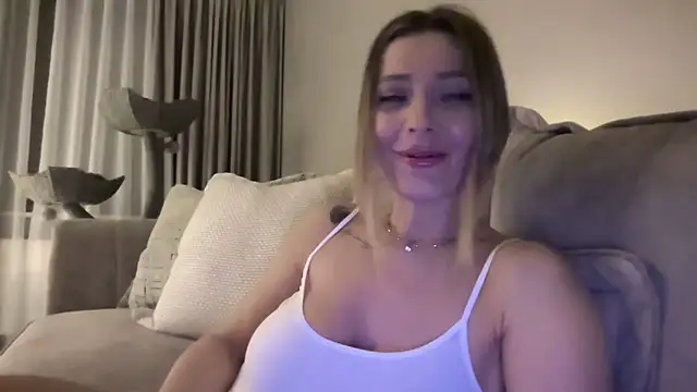 QuenMonicaUK's cam snapshot