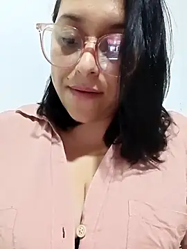 Caroline-17 live sex cam