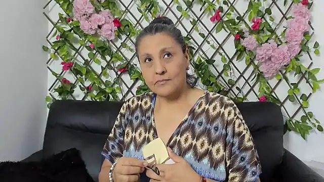 merlyna_goldens's cam snapshot