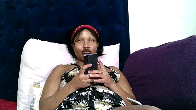 BUNNYCHOWX28 live sex cam