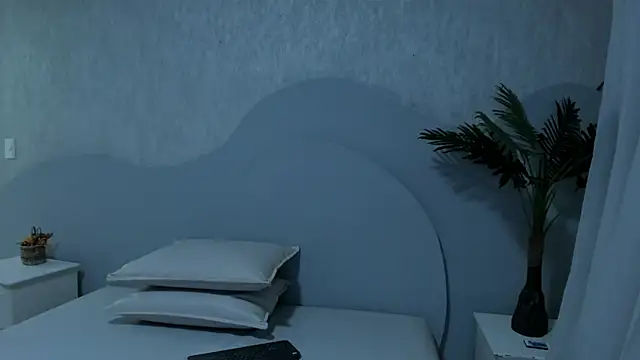 EmiliClarke's cam snapshot