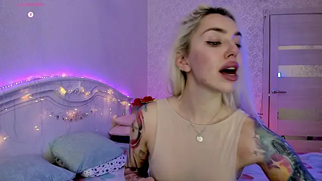 LillyMoure_'s cam snapshot