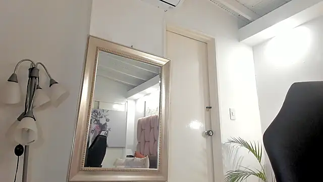 aishathornee's cam snapshot