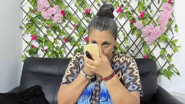 merlyna_goldens's cam snapshot