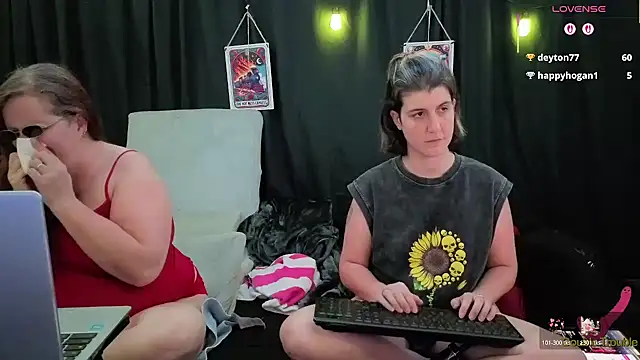 Bella_and_Marie's cam snapshot