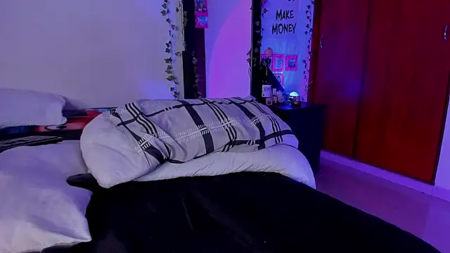 little_kayla_'s cam snapshot