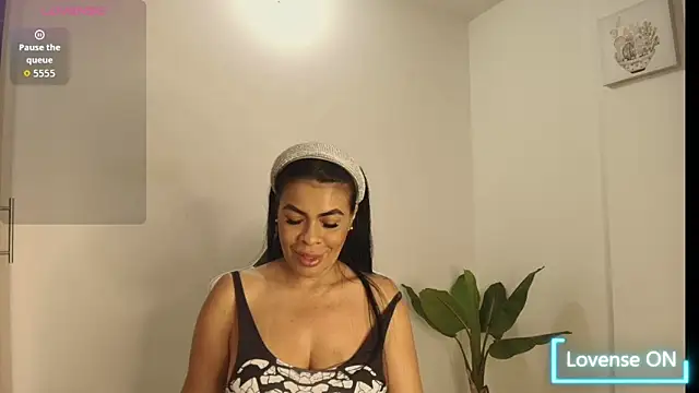 perla_milf4u's cam snapshot