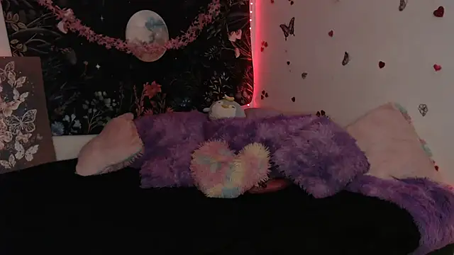 Emillyy_m's cam snapshot